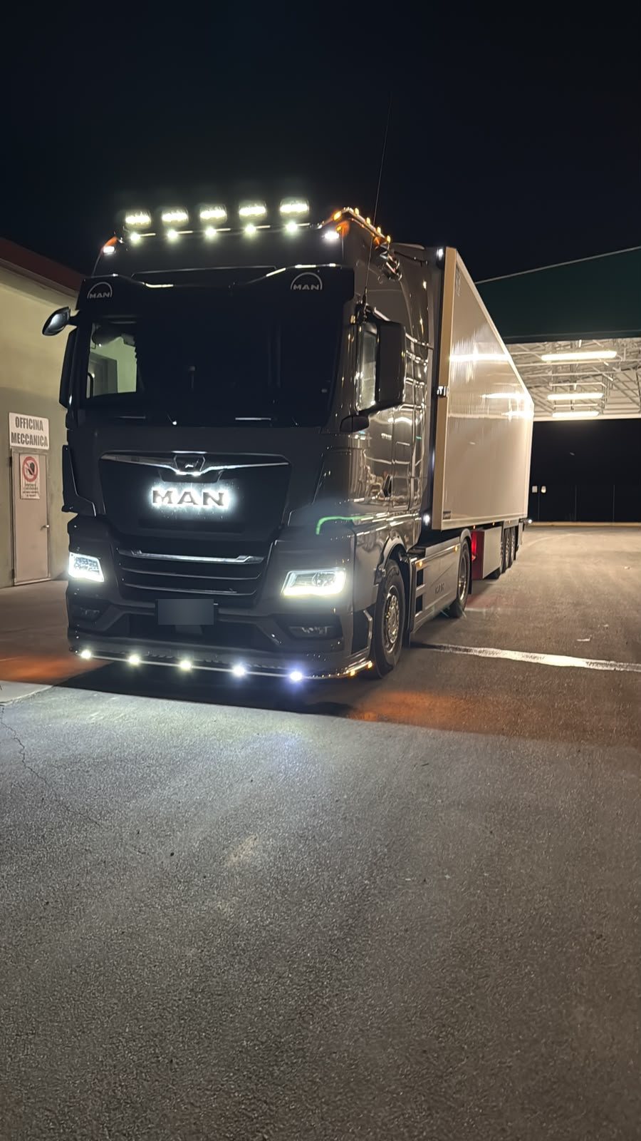 Il camion C&C con le luci accese e il semirimorchio frigorifero, di notte